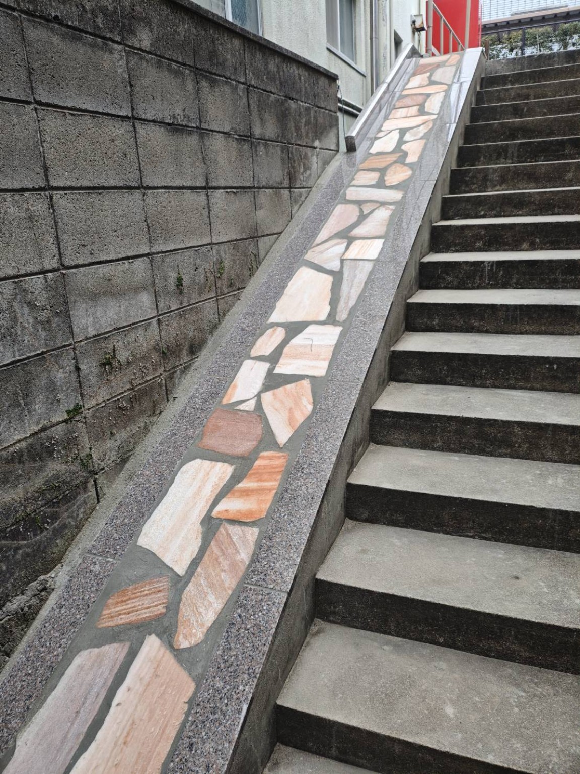 完成後の石貼りスロープ全景